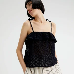 Α Μπλουζάκι με βελονάκι με λουράκια με μαύρο φιόγκο.