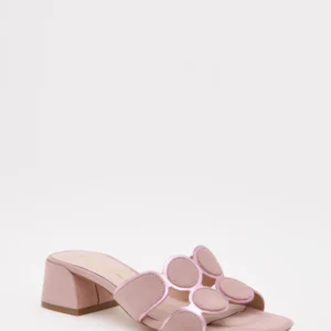 Sandalias rosas con tacón bajo y diseño moderno
