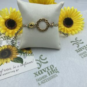 Βραχιόλι με μεταλλικό στοιχείο.